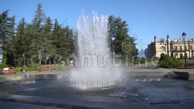 喷泉位于大堤宫前，历史和建筑博物馆位于祖格迪迪公园内。